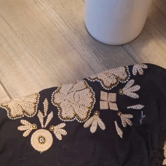 Embroiderd Top - Picture 2 of 9